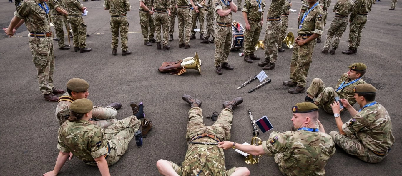 Βρετανία: 13.000 στρατιωτικοί εκτός υπηρεσίας καθώς έχουν συμπτώματα COVID-19